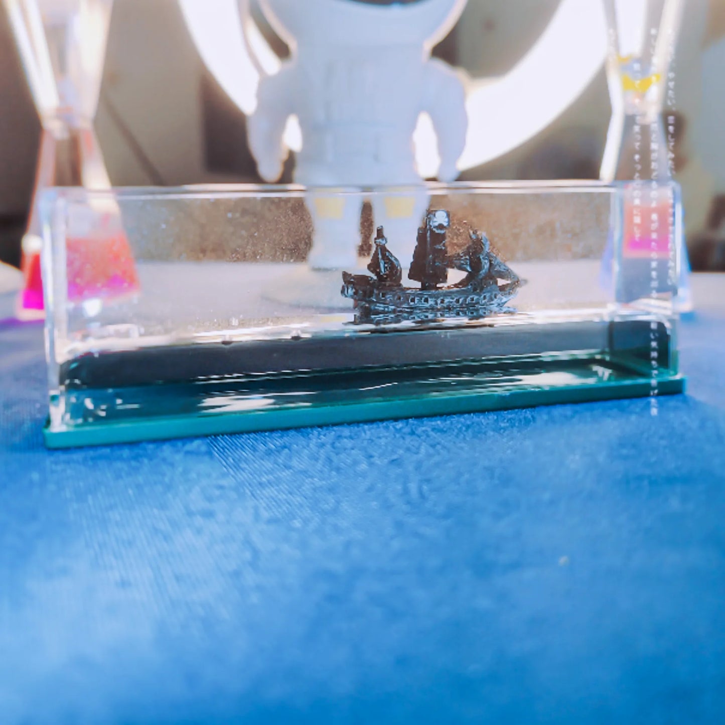 Fluid Drift Bottle – Acrylic Ocean Wave Desk Decoration | Titanic or Pirate Ship